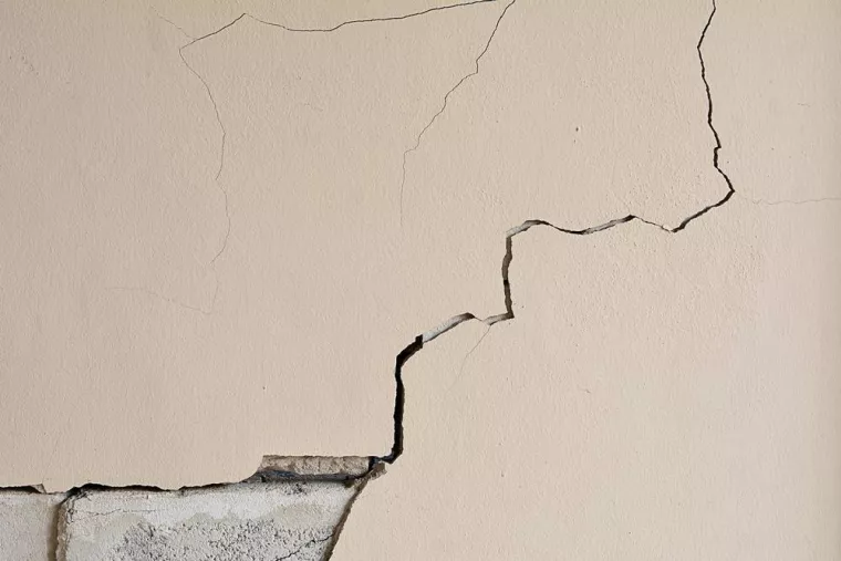 Comment réparer une grosse fissure dans un mur extérieur en pierre ?, Manosque, HABITAT DU SUD